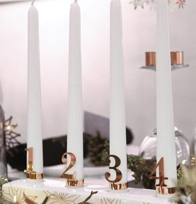 Adventsljusstake Stjärna från Pluto Produkter på ett bord