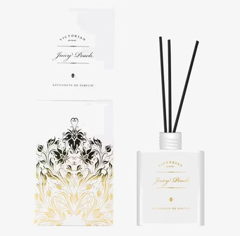 Doftpinnar Juicy Peach från By ON i vit flaska med svarta pinnar