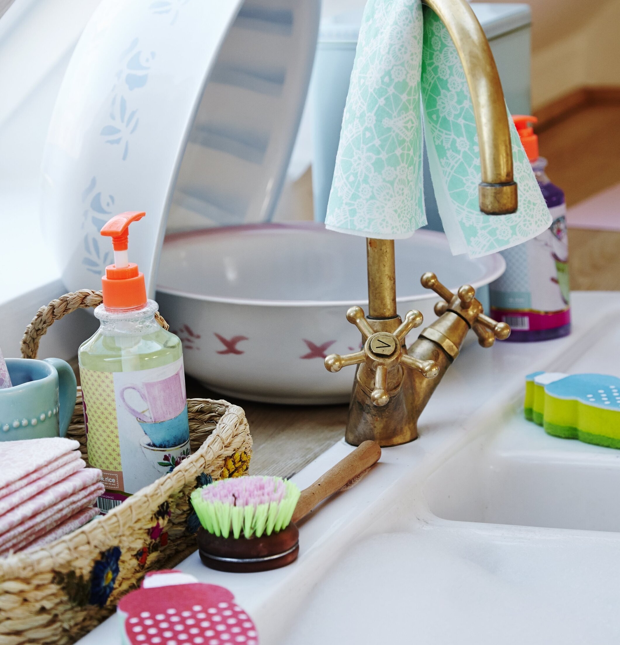 Emaljskål Blommor Large från Rice i ljust och luftigt kök