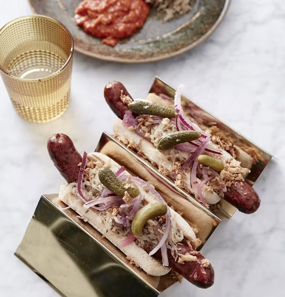 Taco Stand Gold från By ON används för att servera korv