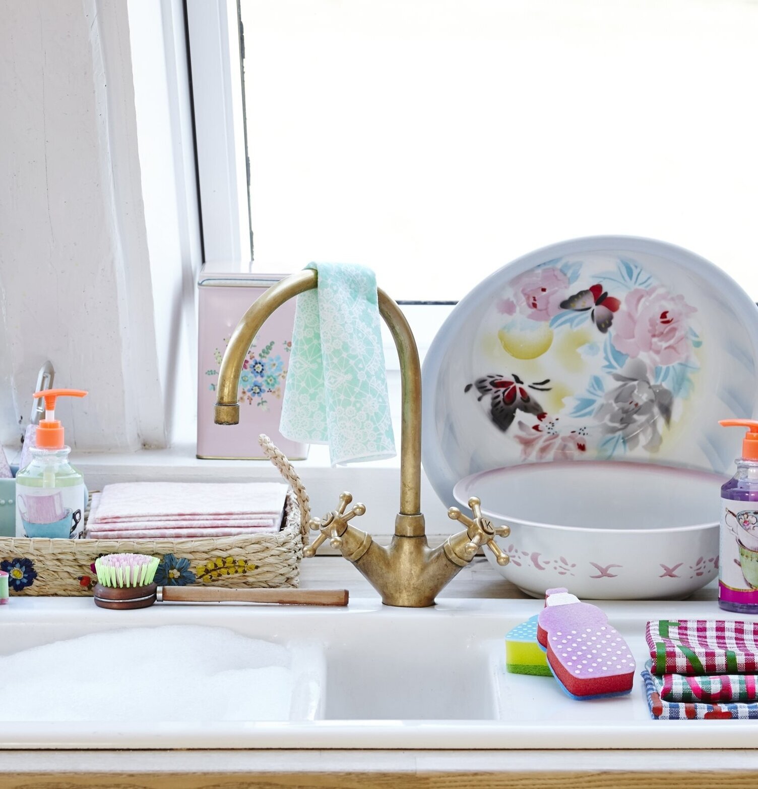 Emaljskål Blommor Medium från Rice i ett ljust kök