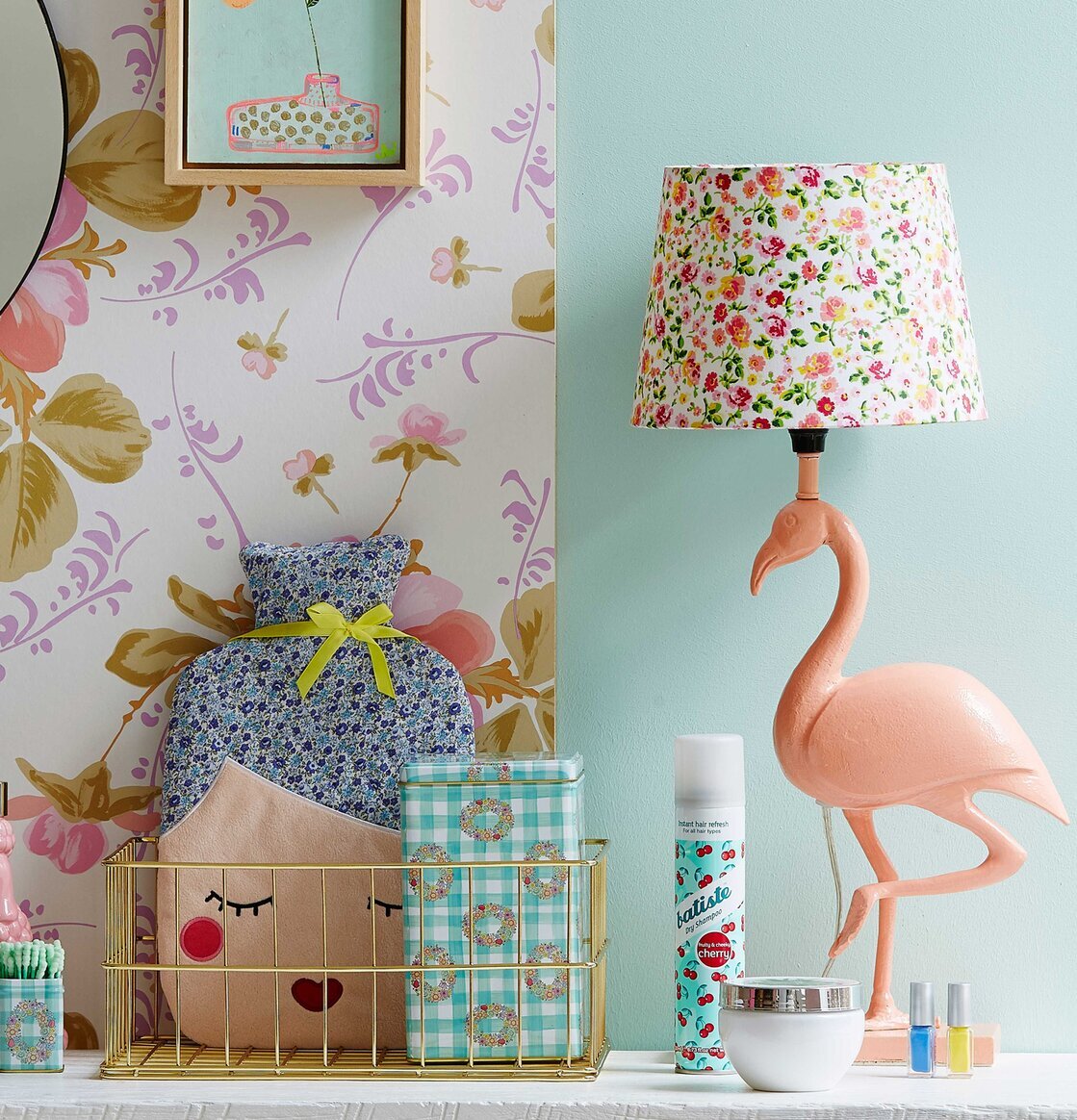 Lampfot Flamingo Korall från Rice på vitt bord med dekorationer