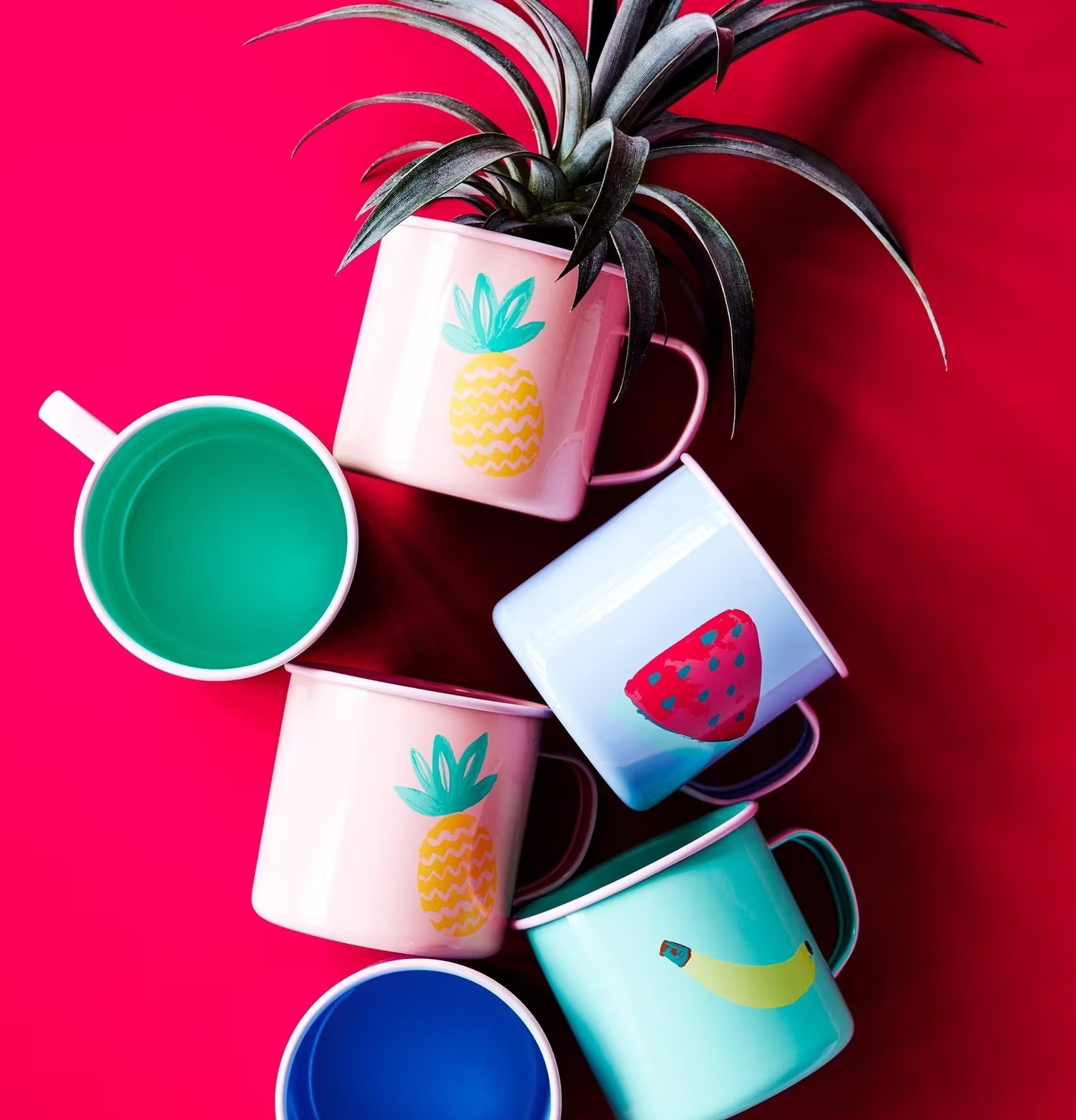 Mugg Emalj Pineapple Print från Rice med färgglatt ananastema