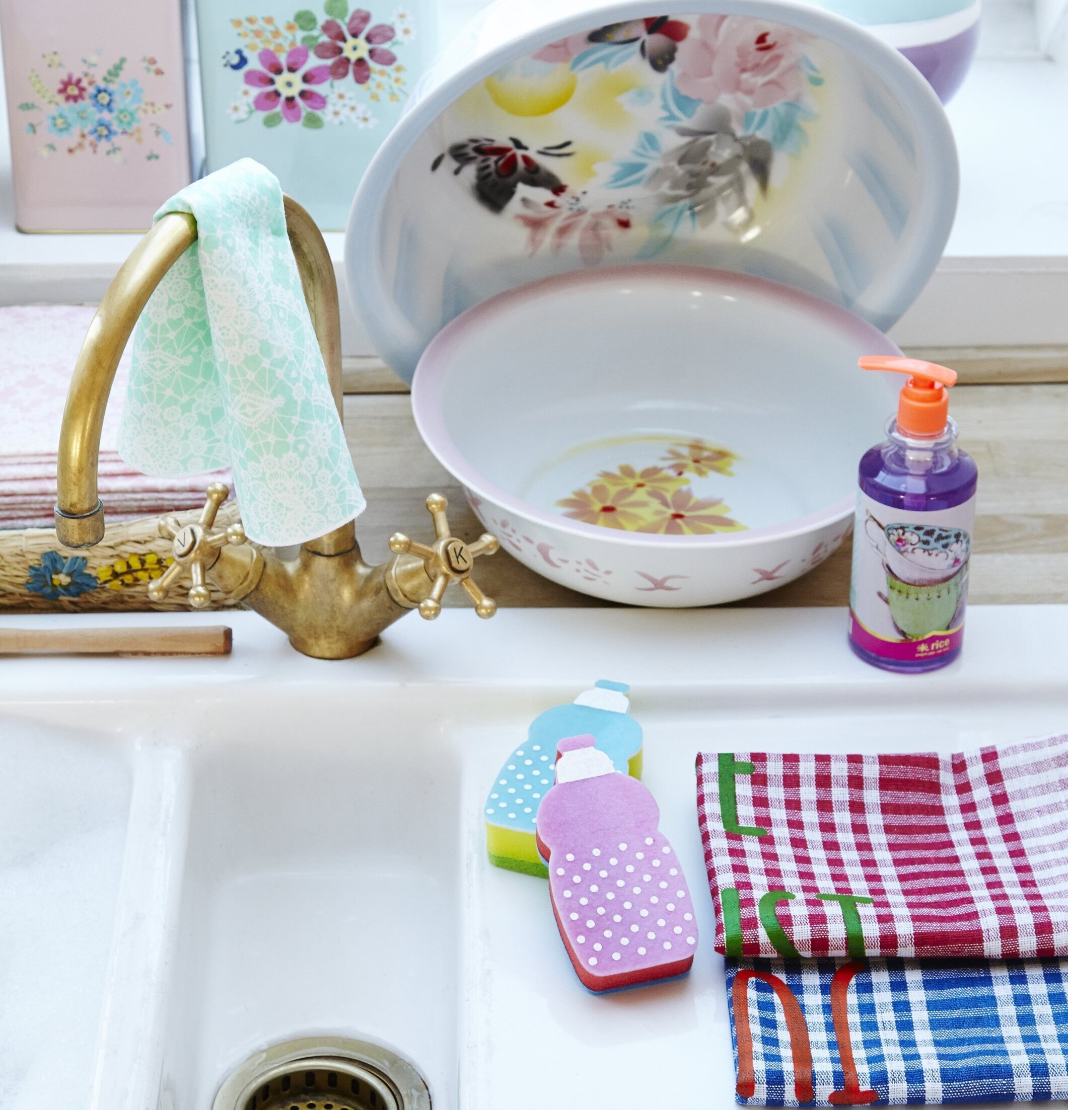 Emaljskål Blommor Medium från Rice i färgglatt kök