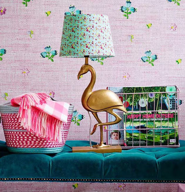 Lampfot Flamingo Guld från Rice på blå sammet med korgar