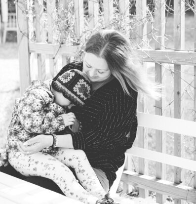 Kvinna och barn i hemtrevlig miljö, Elly - Majas Cottage