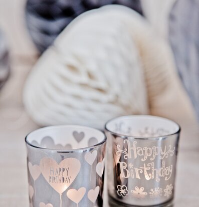 Majas Cottage Happy B Day 2Ass två dekorativa ljuslyktor