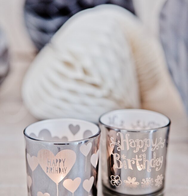 Majas Cottage Happy B Day 2Ass två dekorativa ljuslyktor