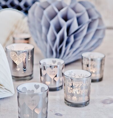 Happy B Day 2Ass ljushållare från Majas Cottage på träbord