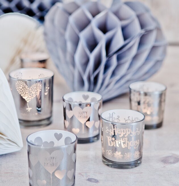 Happy B Day 2Ass ljushållare från Majas Cottage på träbord