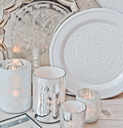 Dreamcatcher Vit - Majas Cottage på träyta med ljuslyktor