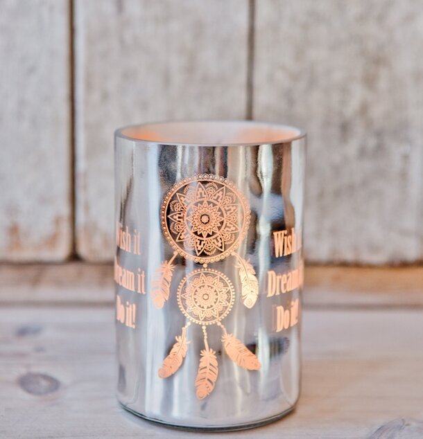 Dreamcatcher Silver - Majas från Majas Cottage mot trävägg