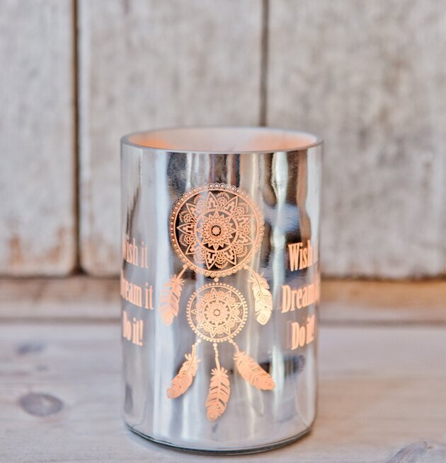 Dreamcatcher Silver - Majas från Majas Cottage mot trävägg