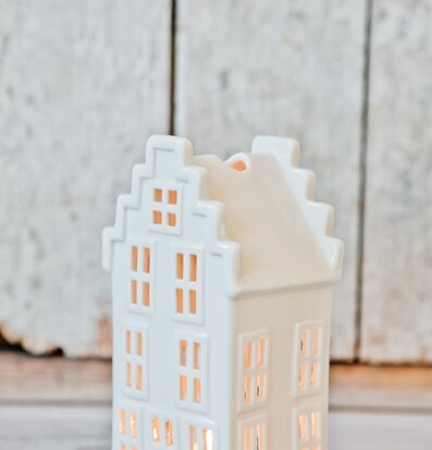 Lykta Hus No 2 från Majas Cottage mot rustik trävägg