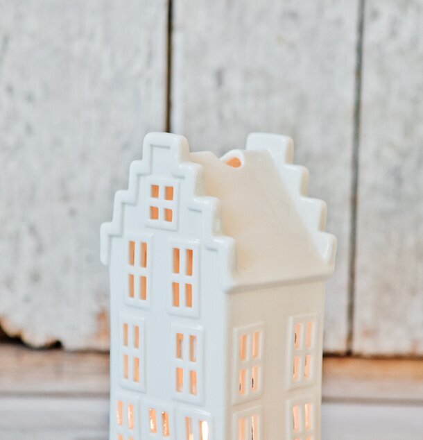 Lykta Hus No 2 från Majas Cottage mot rustik trävägg