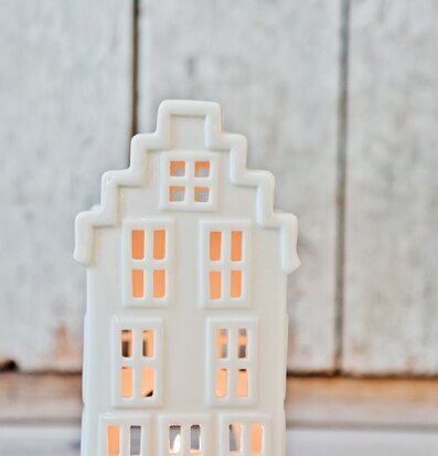 Lykta Hus No 2 från Majas Cottage i keramik med vit yta