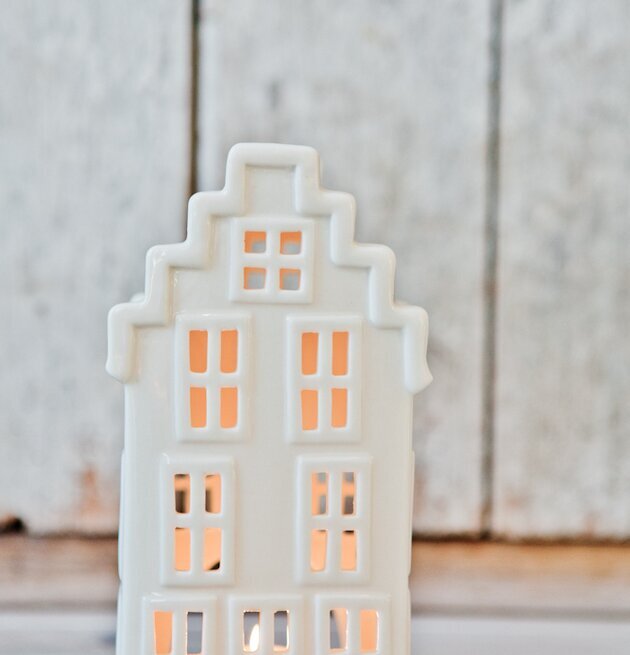 Lykta Hus No 2 från Majas Cottage i keramik med vit yta