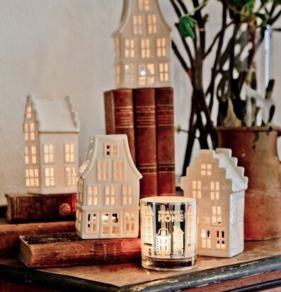 Lykta Hus No 2 från Majas Cottage på ett gammaldags skrivbord