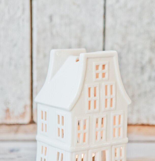 Lykta Hus No 1 från Majas Cottage på ett ljust träbord