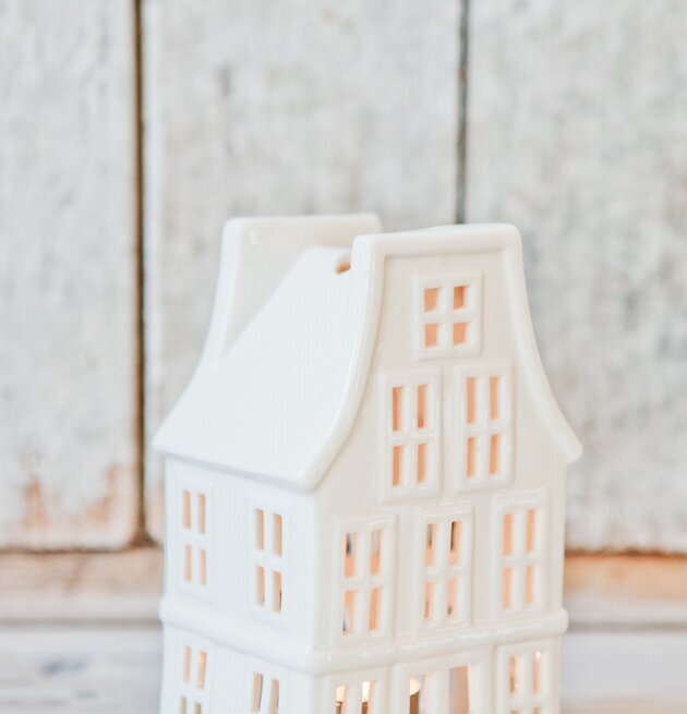 Lykta Hus No 1 från Majas Cottage på ett ljust träbord