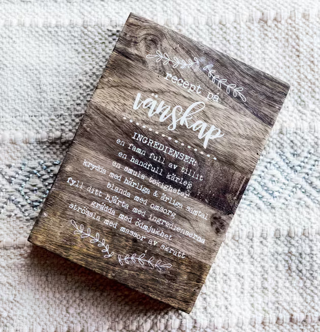 Majas Vänskap Tavla från Majas Cottage på krämfärgad matta