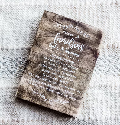 Majas Familje Tavla från Majas Cottage på texturerad matta