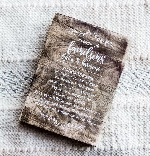 Majas Familje Tavla från Majas Cottage på texturerad matta