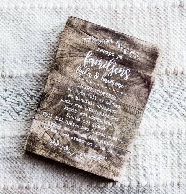 Majas Familje Tavla från Majas Cottage på texturerad matta