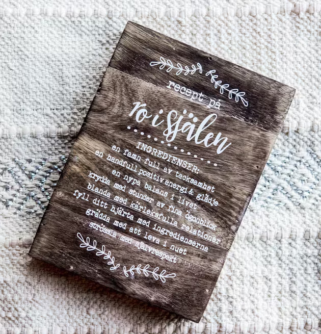 Majas Ro I Själen Tavla från Majas Cottage på vit matta