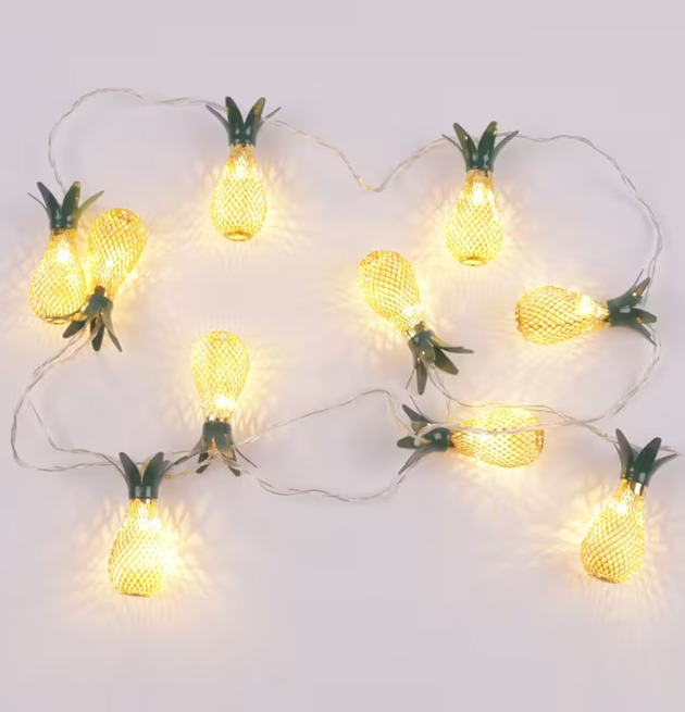 Ananas Guld LED Ljusslinga från Puckator i vit bakgrund