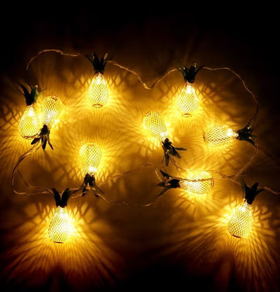 Ananas Guld LED Ljusslinga från Puckator i mörk bakgrund