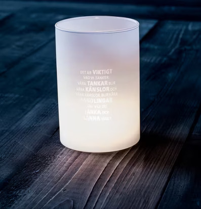 Tankar - Majas Cottage ljuslykta i frostat glas med text