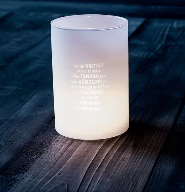Tankar - Majas Cottage ljuslykta i frostat glas med text