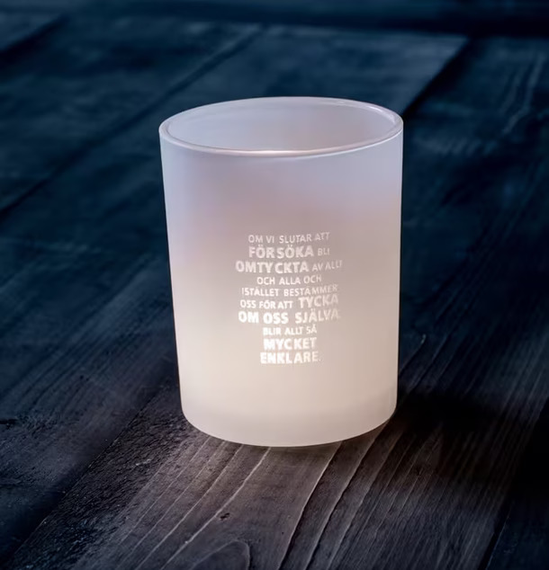 Enklare - Majas Cottage ljuslykta på mörkt träbord