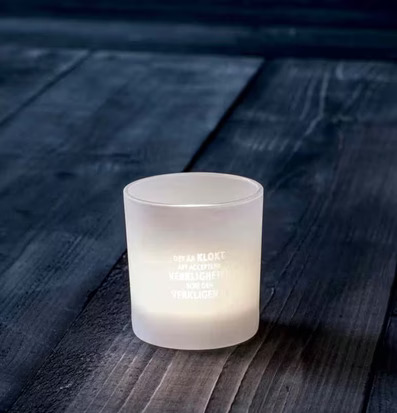 Oro/Verkligheten/Duger - Majas Cottage ljuslykta på träunderlag