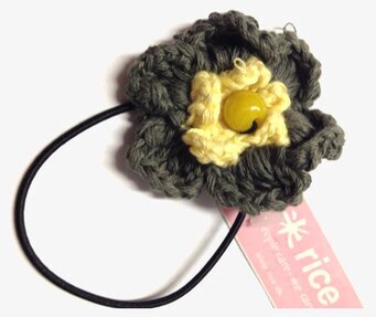 Hårsnodd Blomma Oliv/Gul/Gul från Rice på vitt bord