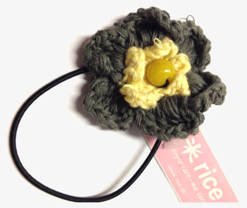 Hårsnodd Blomma Oliv/Gul/Gul från Rice på vitt bord