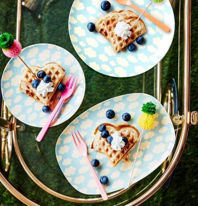 Desserttallrik Cloud Print från Rice med hjärtformade våfflor