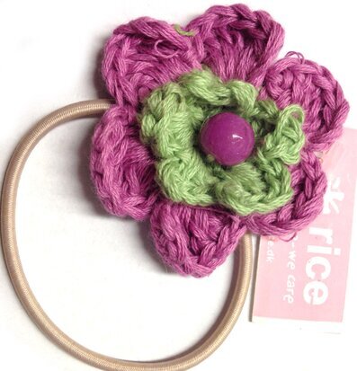 Hårsnodd Blomma Lila/Grön/Lila från Rice på ljus bakgrund