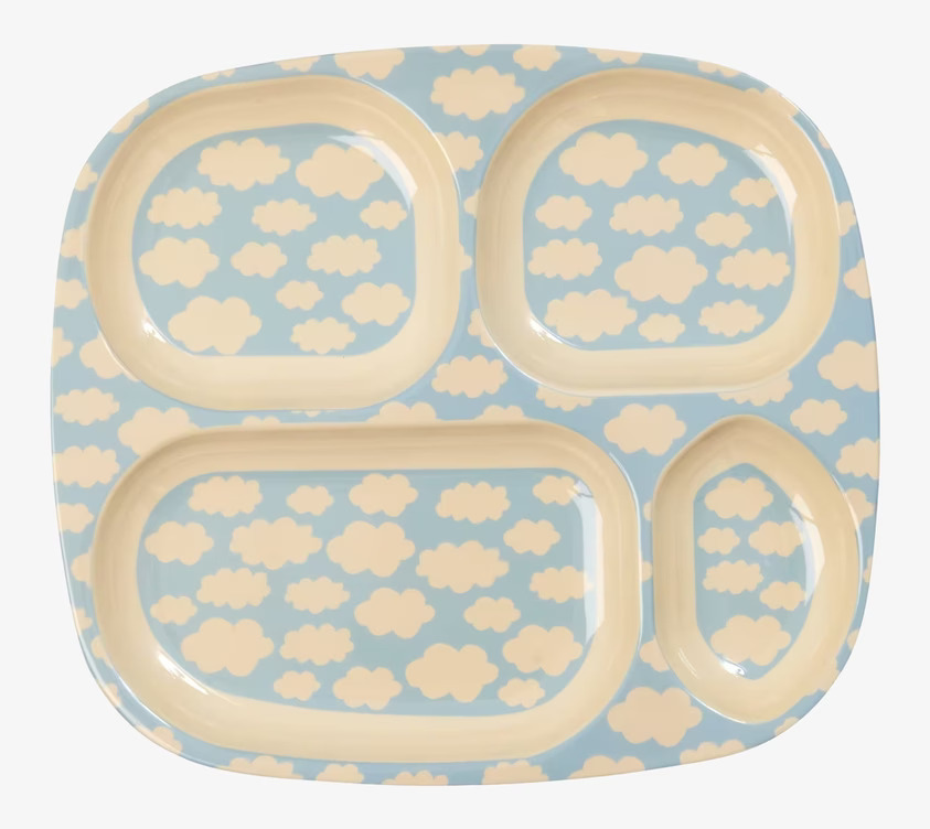 Barntallrik 4-Fack Cloud Print från Rice med molnmönster