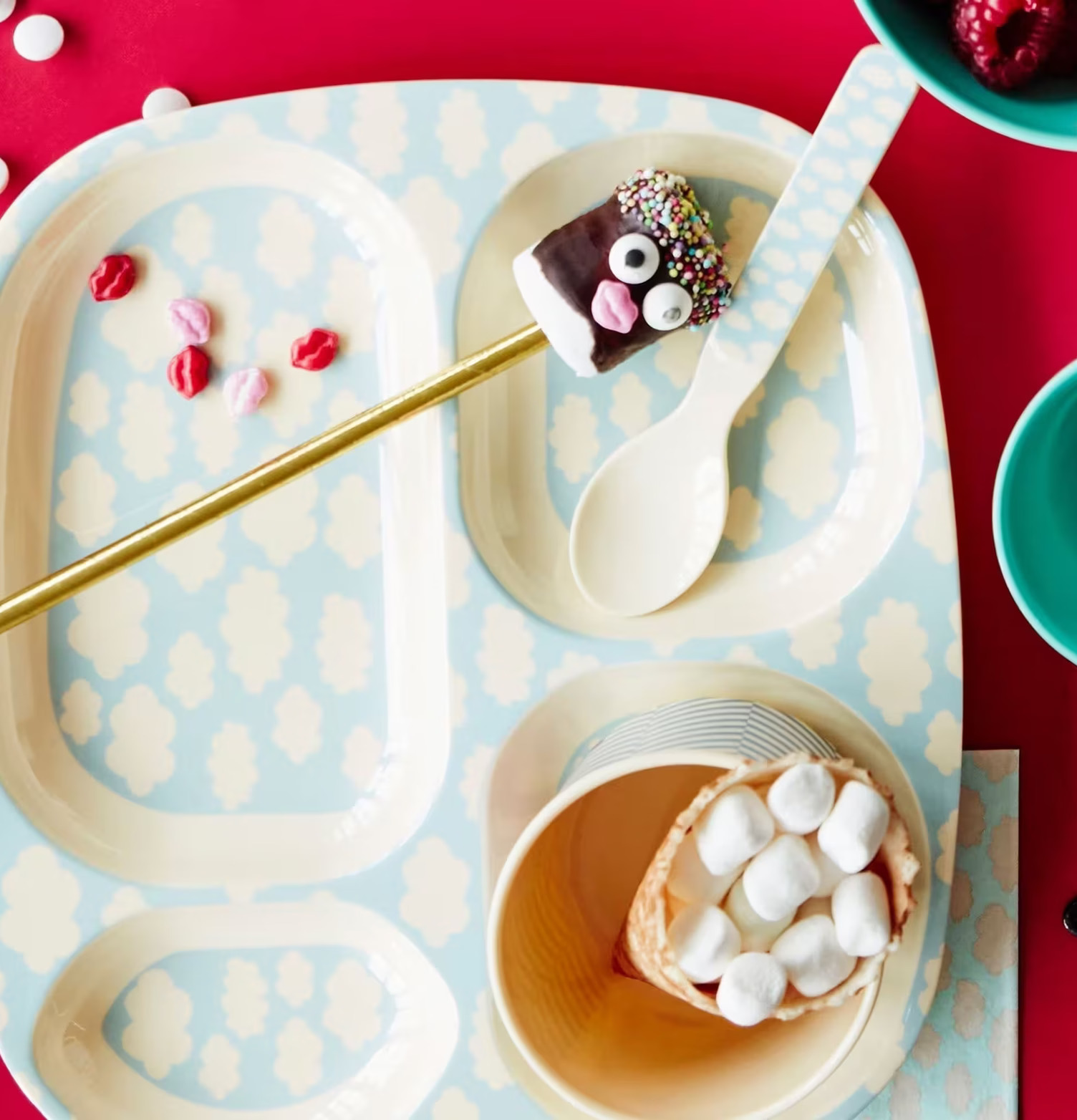 Barntallrik 4-Fack Cloud Print från Rice med snacks och sked