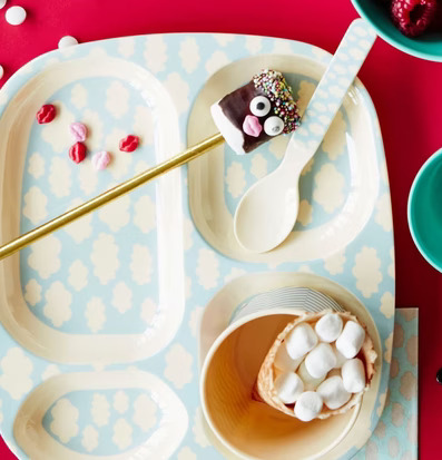 Barntallrik 4-Fack Cloud Print från Rice med snacks och sked