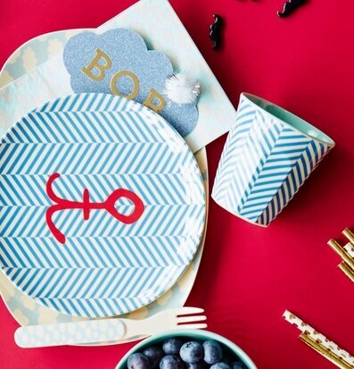 Assiette Sailor & Anchor Print från Rice med nautiskt tema