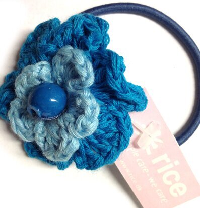 Hårsnodd Blomma Blå/Turkos/Blå från Rice med pärldetalj