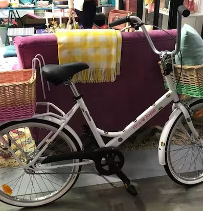 Hängande Förvaringskorg Mint från Rice på en vit cykel