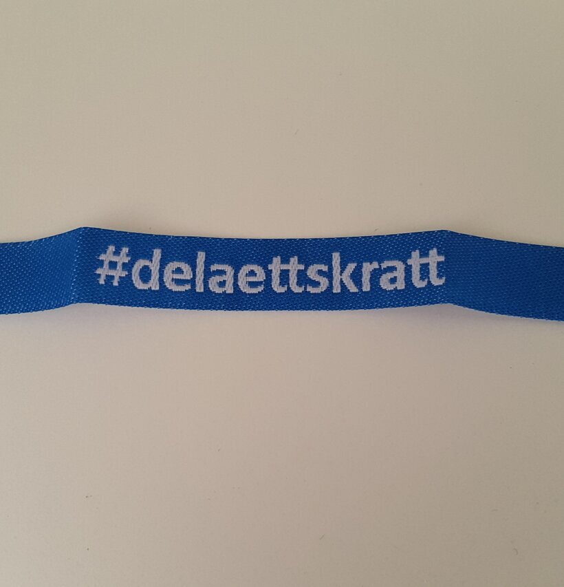 Dela Ett Skratt - Armband från Majas Cottage på vit yta