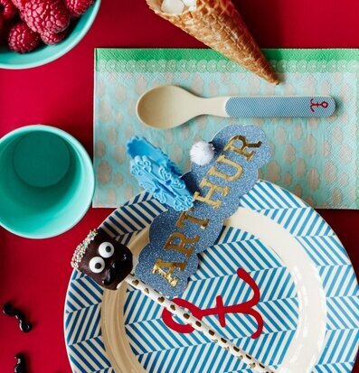 Bild av livfull och färgglad dukning med nautiskt tema