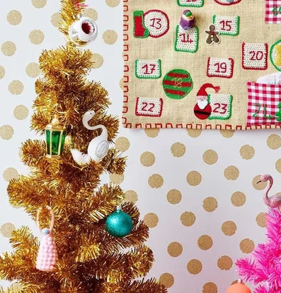 Flamingo Ornament Pink från Rice på guldfärgad julgran