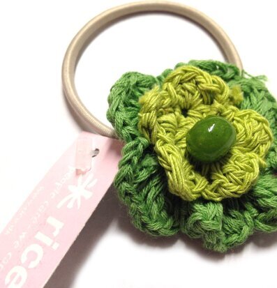 Hårsnodd Blomma Grön/Ljusgrön från Rice med virkad blomma