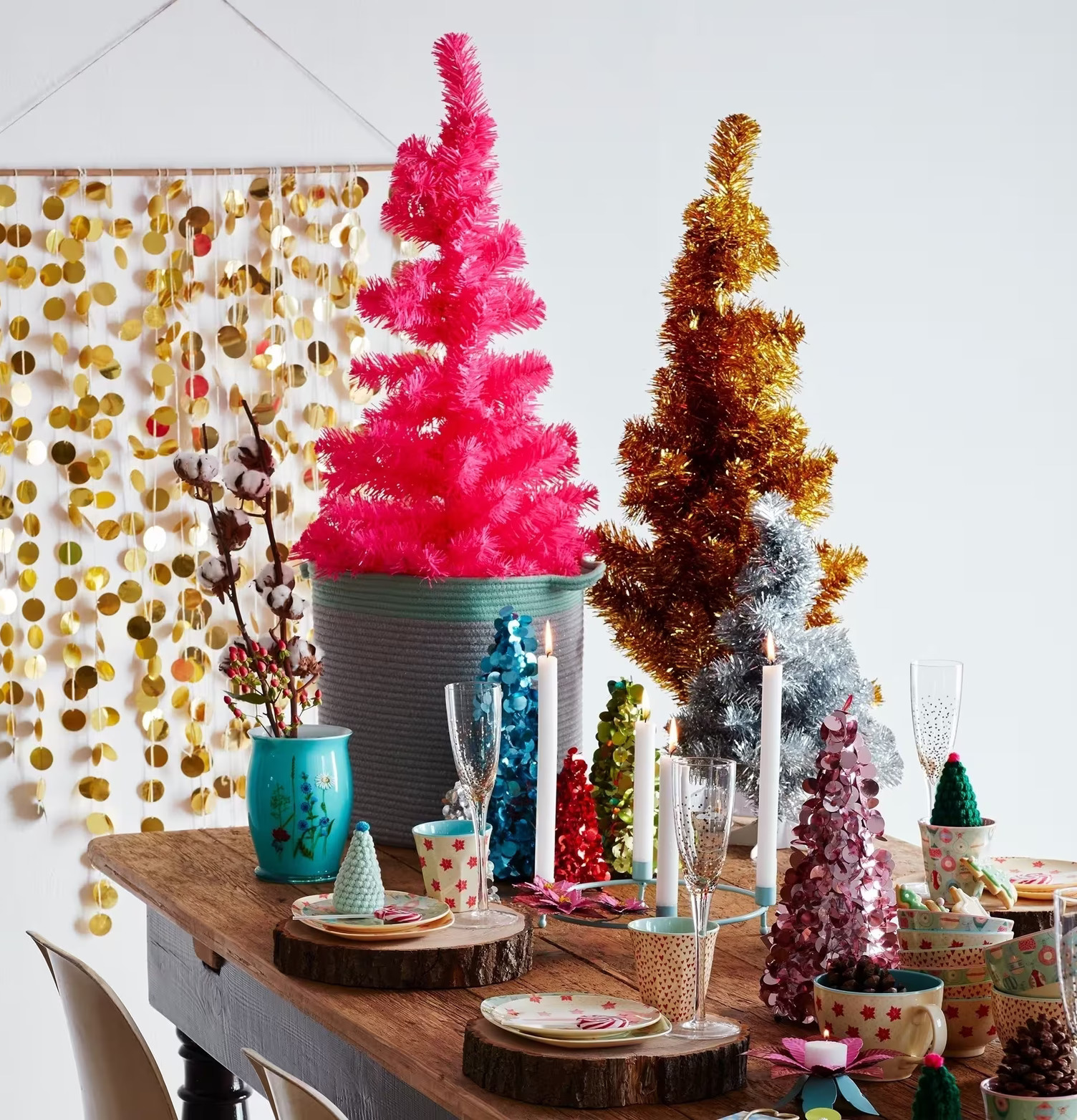 Julgran Neon Pink från Rice i en färgstark juldekoration